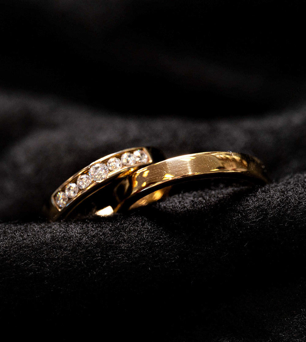 Zwei goldene Ringe auf schwarzem Untergrund