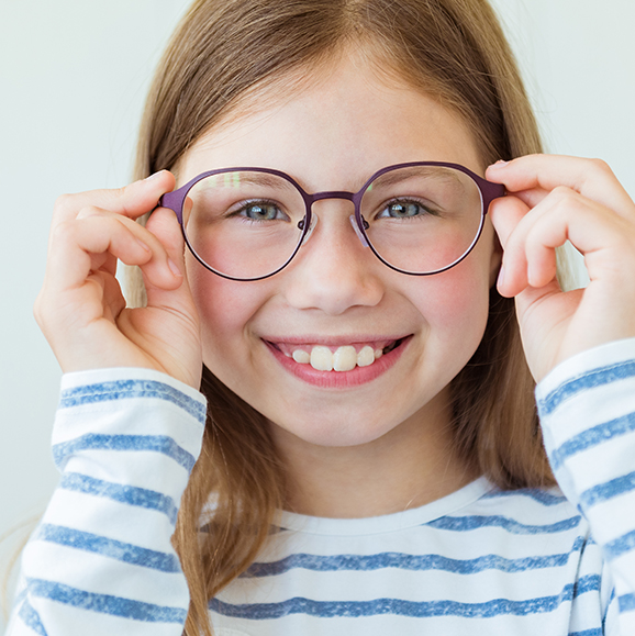 Lächelndes Mädchen mit Brille